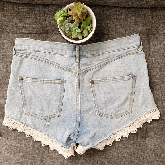 Free People Lace trim denim shorts Size 26 - Picture 3 of 3